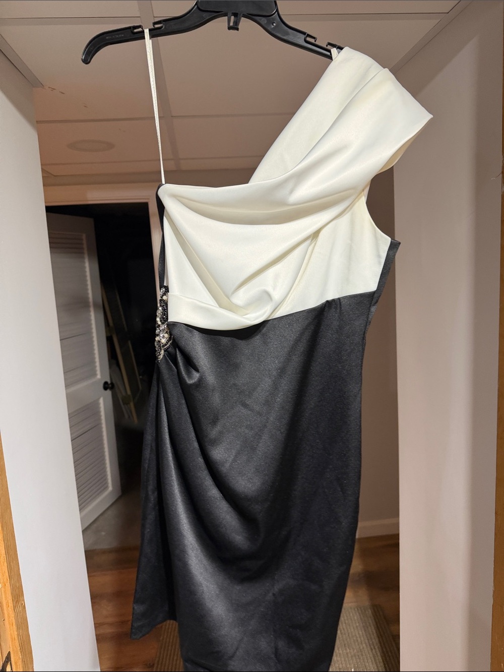 Jessica Howard Black and Cream One-Shoulder Cocktail Dress